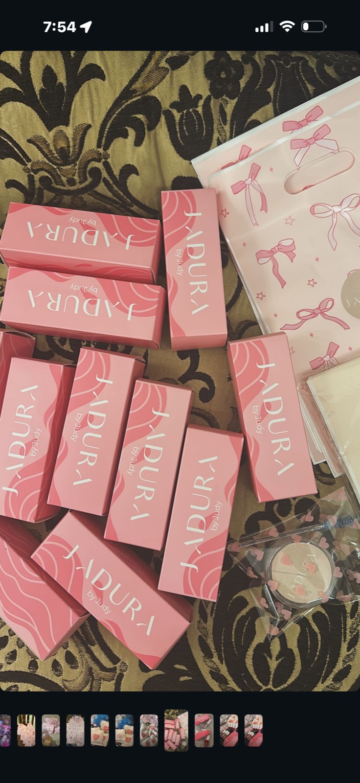 j1adura pink packaging flatlay